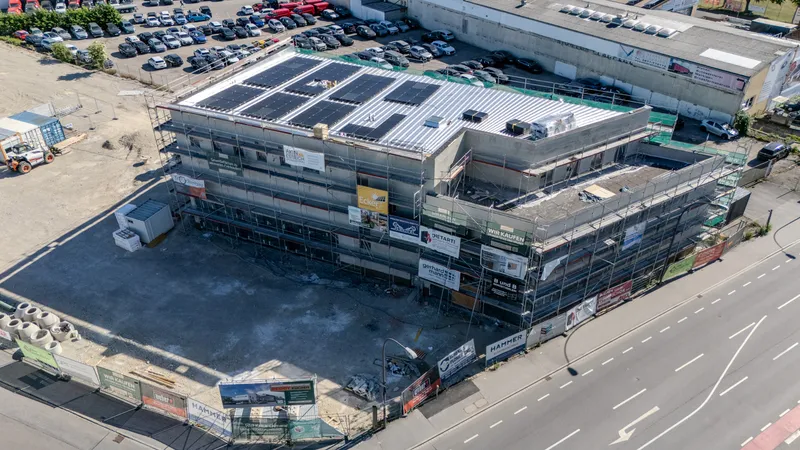 Eingerüsteter Neubau in der Siemensstraße, Landshut Nord