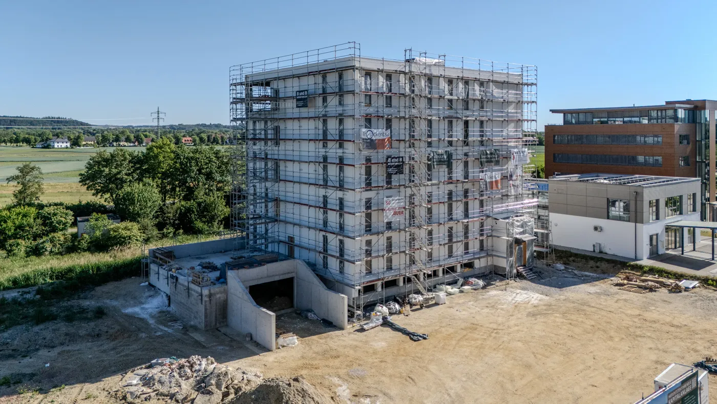 Rohbau des sechsgeschossigen Bürogebäudes in Landshut West, eingerüstet, aus der Luft