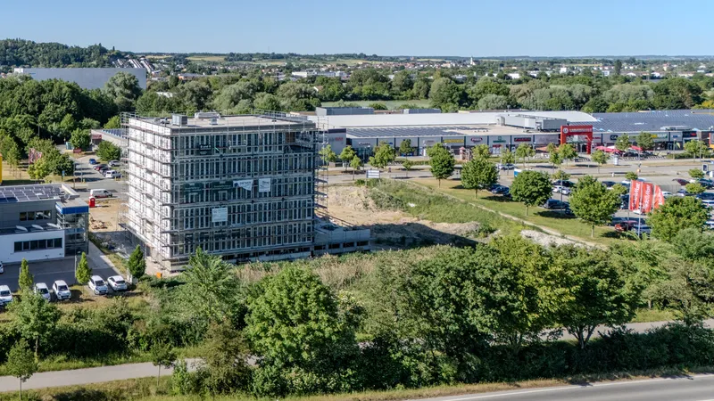 Neubau Landshut West von der Straßenseite, Luftaufnahme