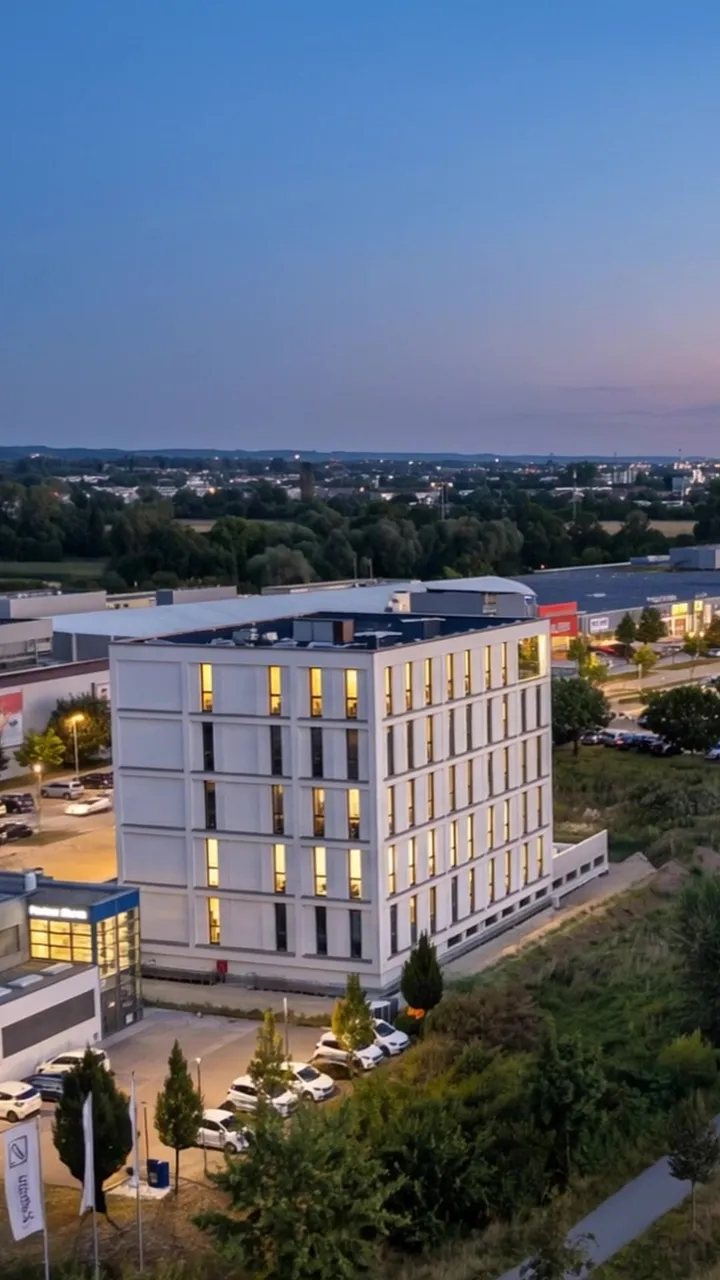 Gewerbekomplex Landshut West am Abend, aus der Luft